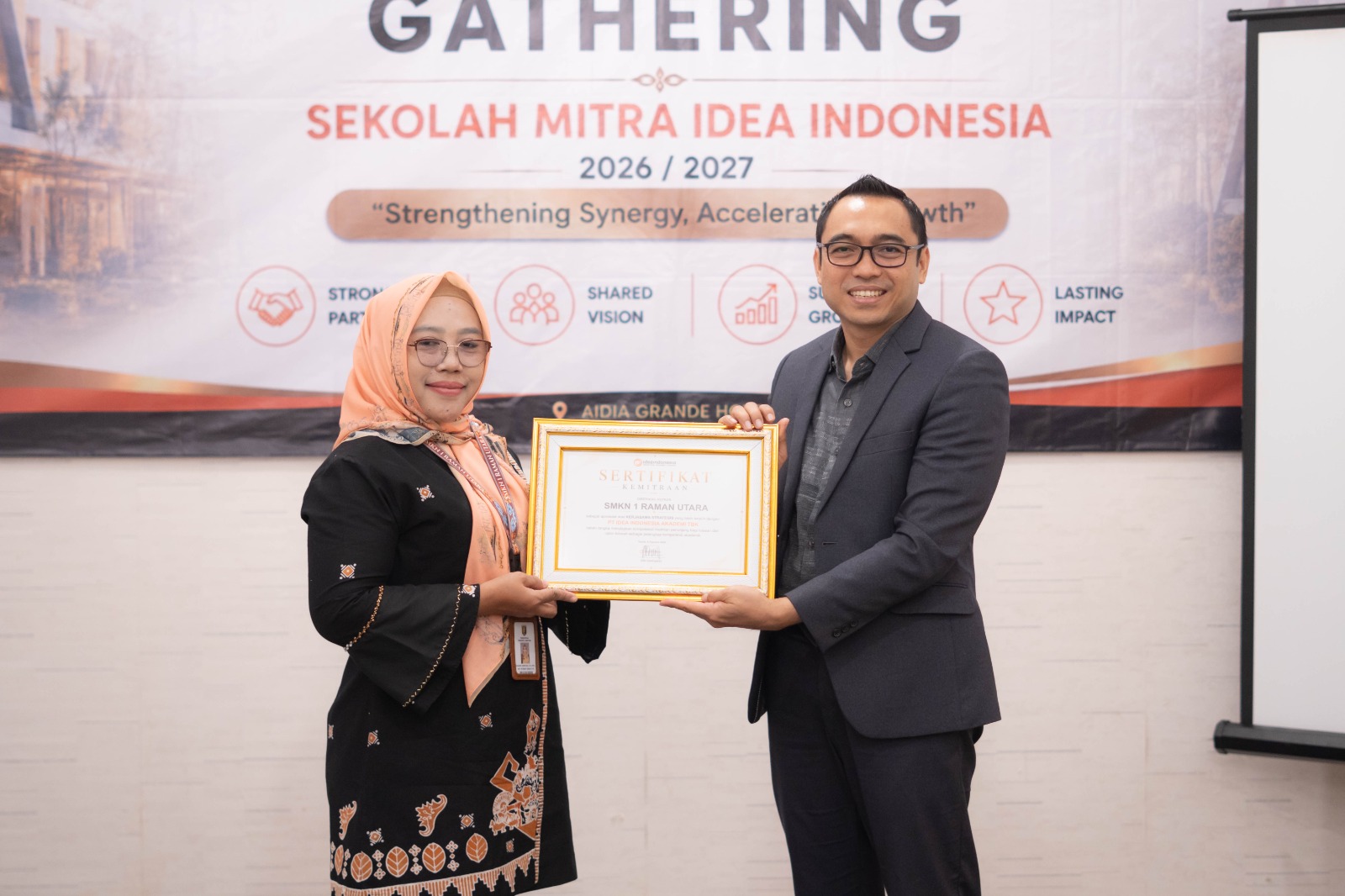 Perkuat Keterserapan Lulusan, SMKN 1 Raman Utara Terima Penghargaan Sekolah Mitra Strategis IDEA Indonesia