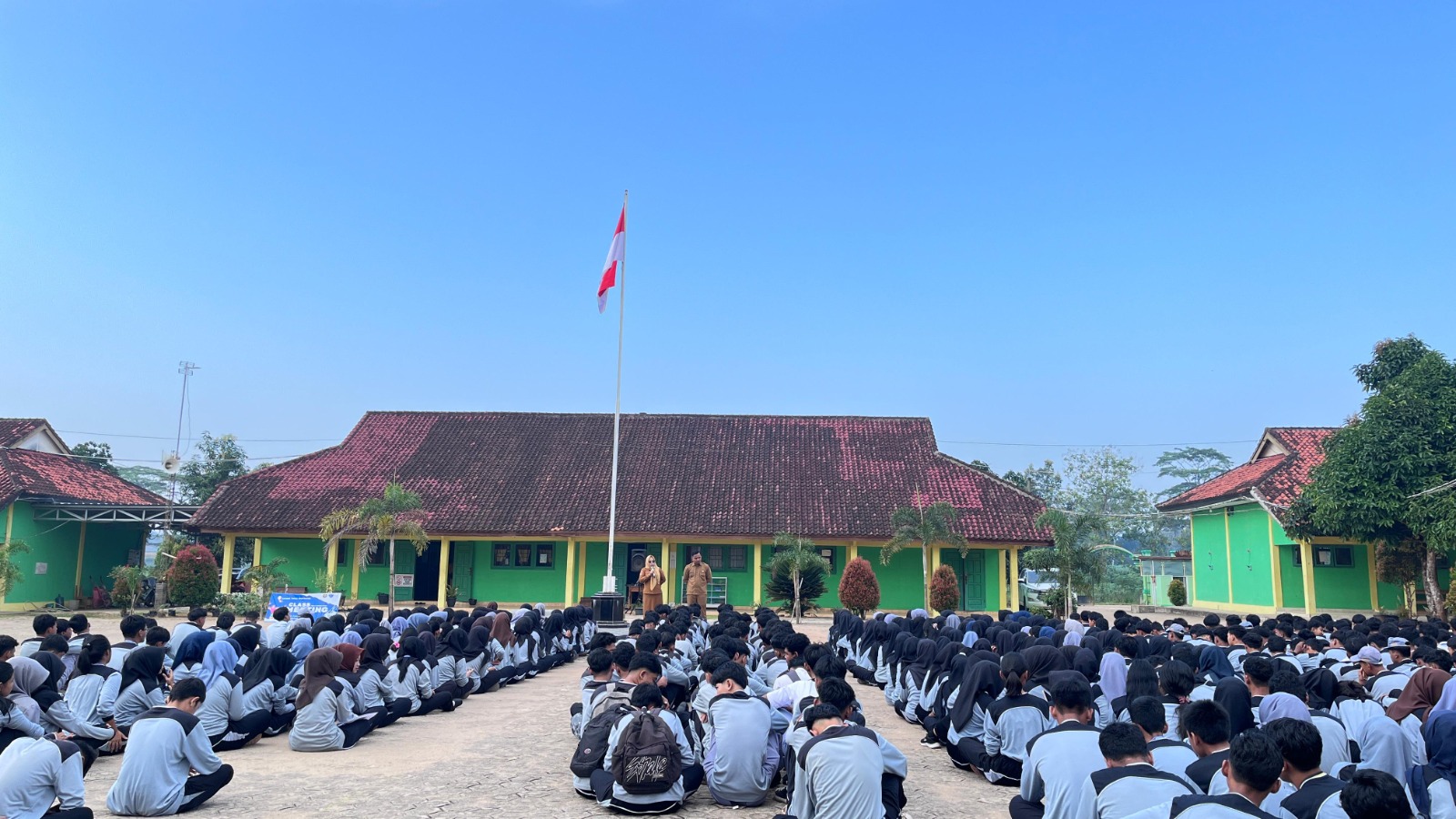 👋 Senyum hangat dari Ibu Kepala Sekolah untuk memulai pekan penuh keseruan!