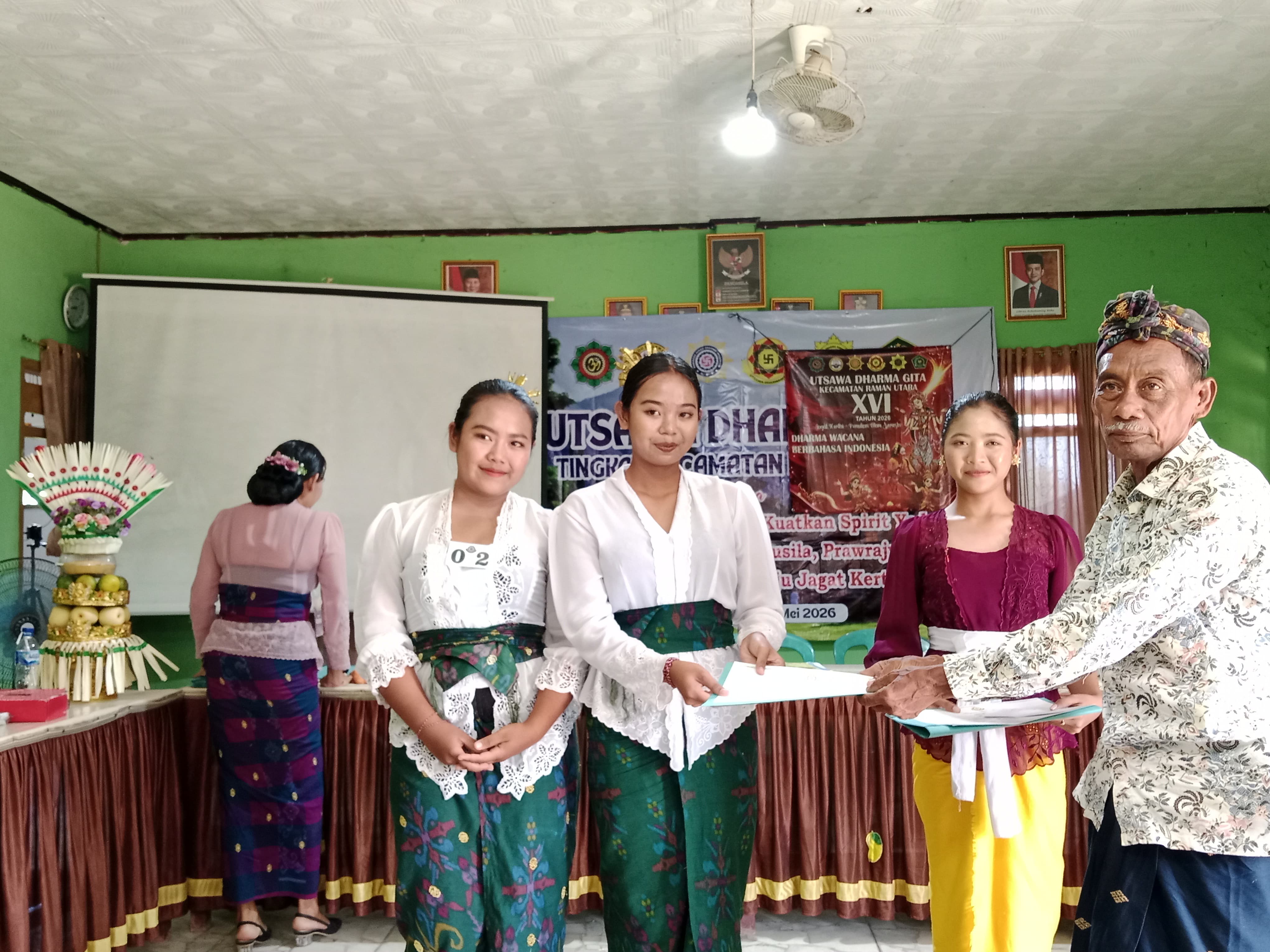 Menjaga Tradisi, Mengukir Prestasi: Putu Adelya & Iluh Chika Raih Juara 1 Phalawakya UDG 2026